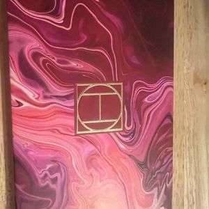 Hipdot Zion Eyeshadow Palette *comes with free gift*